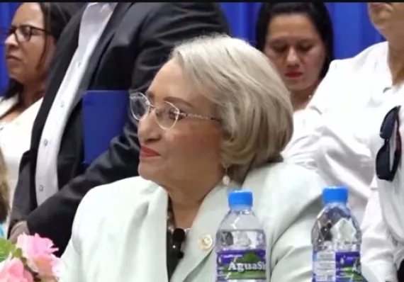 Rectora de Unachi pide calma, explica crisis, pero no da soluciones 