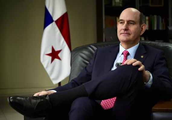 Chapman destapa salarios en la Unachi y exige reestructuración