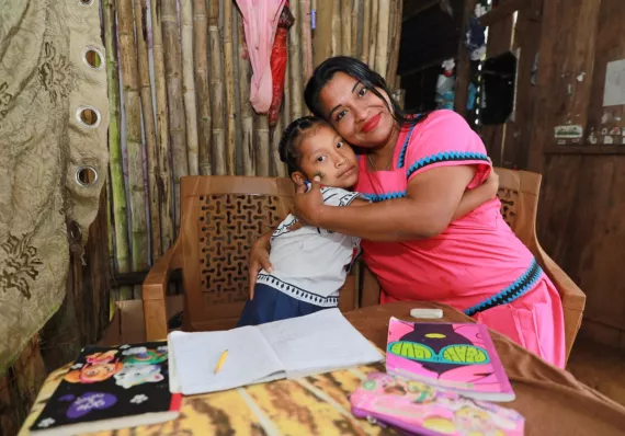 Madres Ngäbe que levantan futuros con educación y ayuda que transforma vidas