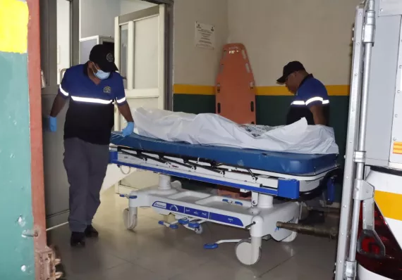 Encapuchados le meten 2 tiros certeros que lo dejan frío 