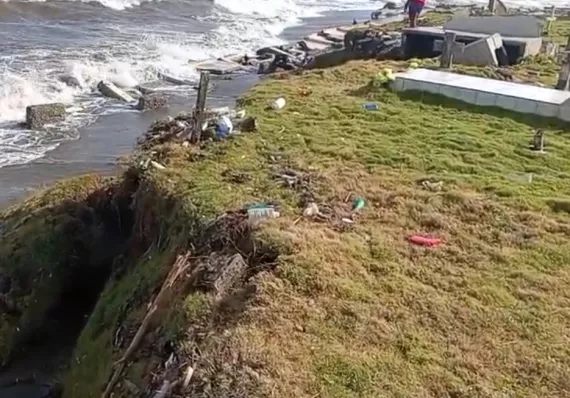¡El mar se mete al cementerio! Piden muro urgente en Gobea