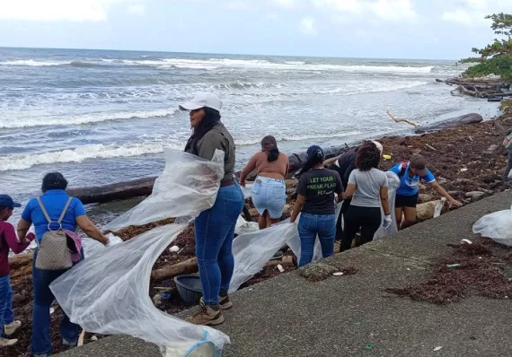 Sacan unas130 libras de toda clase de basura en playa Majagual, Colón 