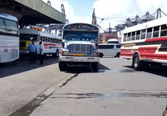 Paro de transportistas en la terminal de Colón 
