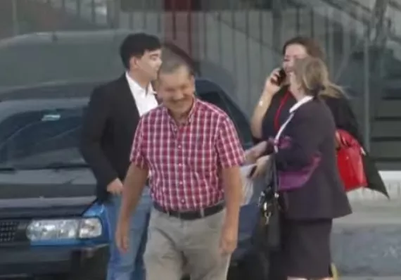 Genaro seguirá firmando y con brazalete electrónico