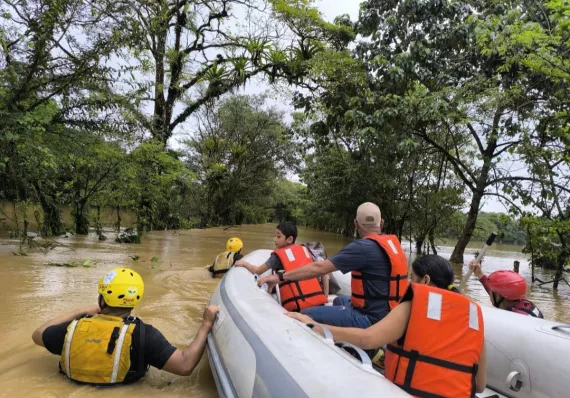 Muere mujer en naufragio y buscan a niña