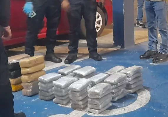 Cae sujeto con 61 paquetes de presunta droga en la vía Transístmica 