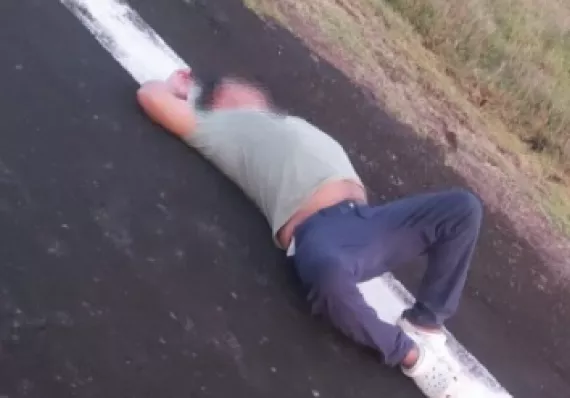 Se acostó a dormir en la pista como si nada… ¡Agua fría y pa’ arriba!