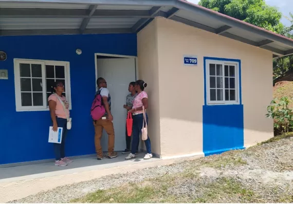 Nuevo hogar para familias que vivían en casas de zinc y madera