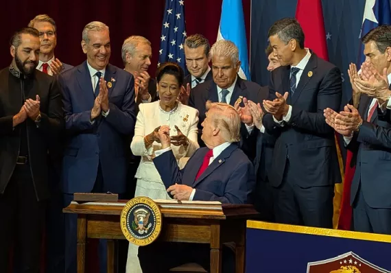 Trump avisa que "no permitirá la influencia extranjera" en el Canal de Panamá