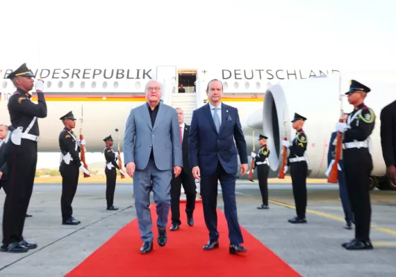 Presidente de Alemania ya está en Panamá; lo recibe el canciller