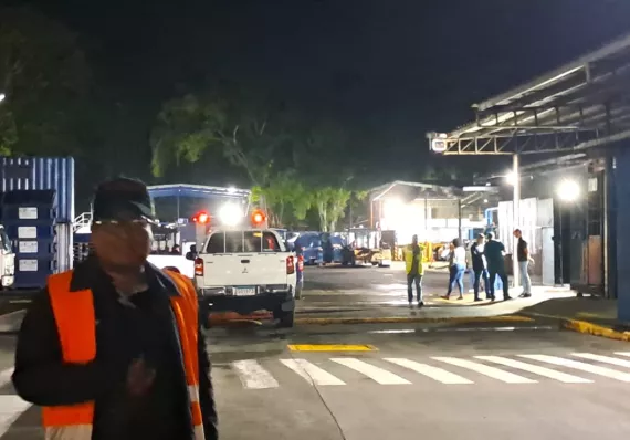 Trabajador muere al caer y quedar atrapado en máquina