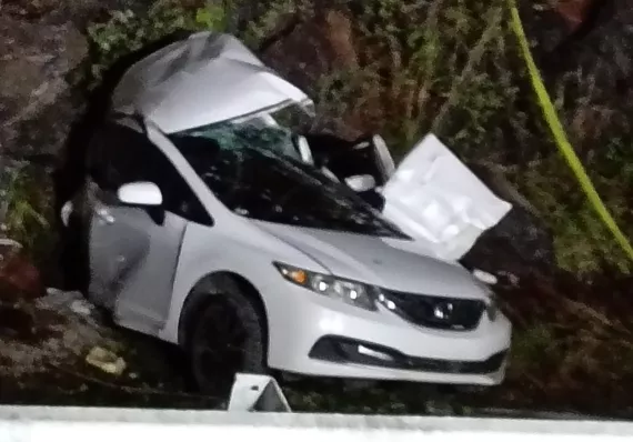 Huyen tras robo a toda velocidad y 1 termina muerto al caer en un abismo
