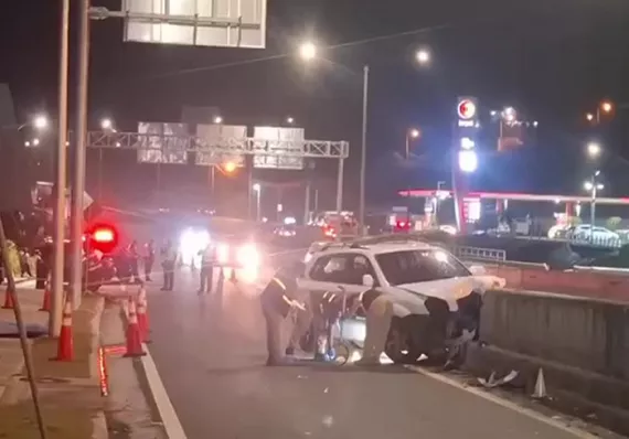 Camioneta se estrella contra muro; hay un muerto y un herido