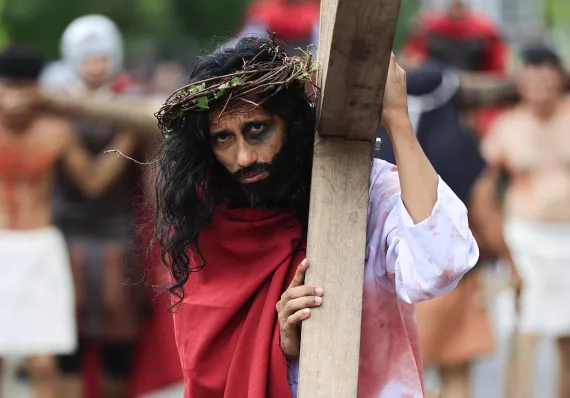 Ulloa encabezó viacrucis en Viernes Santo 