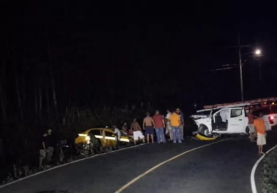 Fallecen dos ocupantes de un taxi en violenta colisión