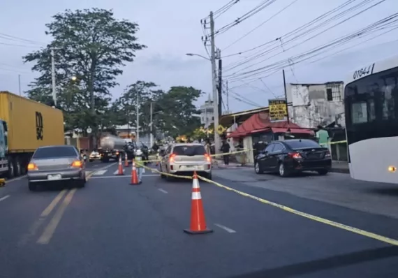 Balacera en Rana de Oro deja varios heridos y vehículos baleados