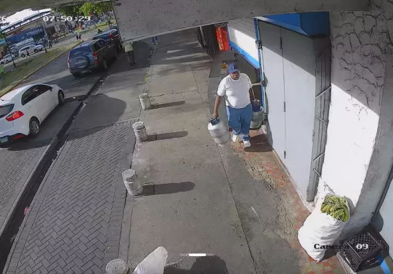 A plena luz del día: Sujeto huerta dos tanques de gas en el centro de Colón