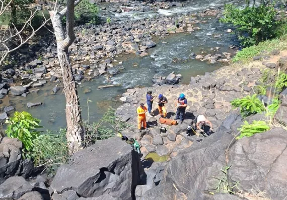 Buzos recuperan cadáver de menor de 13 años en cascada donde desapareció