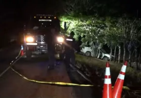 Dos jóvenes mueren tras brutal choque contra un árbol