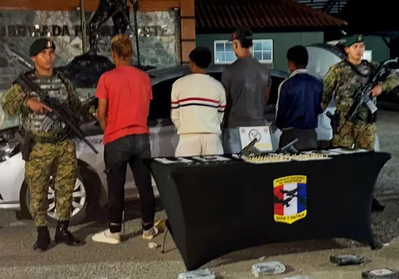 Caen cuatro ciudadanos con 37 paquetes de presunta droga y armas en Chepo