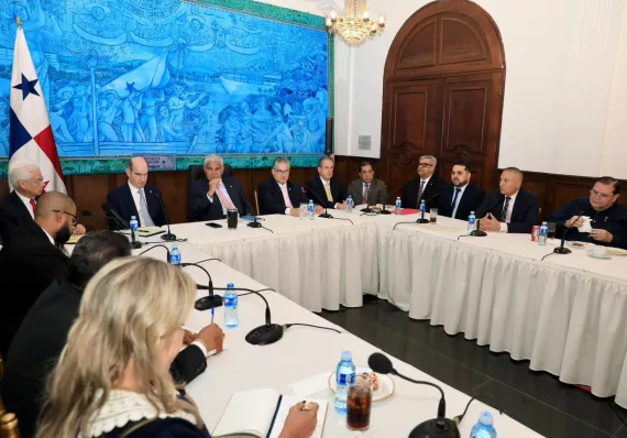 Mulino se sienta con su bancada y revisa temas calientes del país