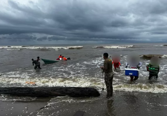   Rescatan a tripulantes a la deriva en Costa Abajo de Colón