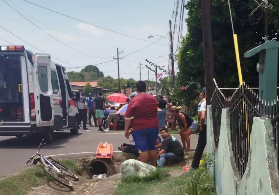 Una madre y tres menores atropellados saliendo de la escuela