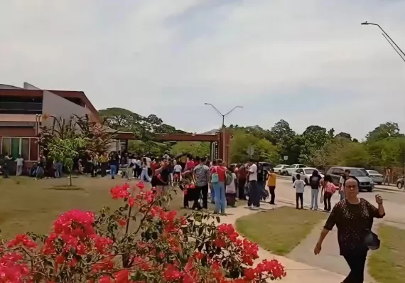 Fuerte olor a gas obliga a evacuar colegio Papa Francisco