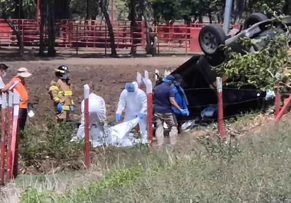 Madrugada mortal en Tonosí: dos hombres mueren en violento vuelco