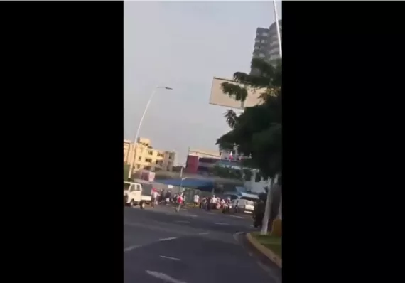 Pescadores bloquean vía y protestan frente al Mercado de Mariscos