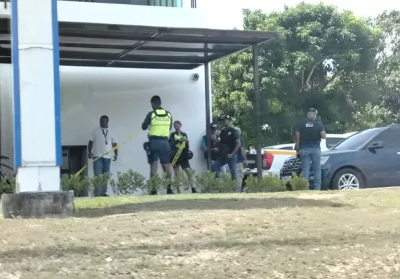 Dejó $15 mil en el carro mientras hacía diligencia bancaria y se los robaron