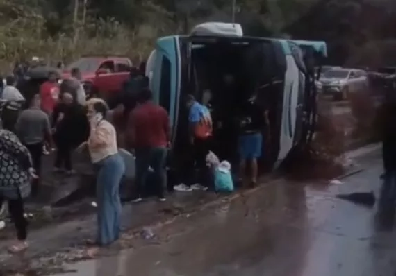 Bus con simpatizantes de Martín Torrijos se vuelca; un muerto y 30 heridos