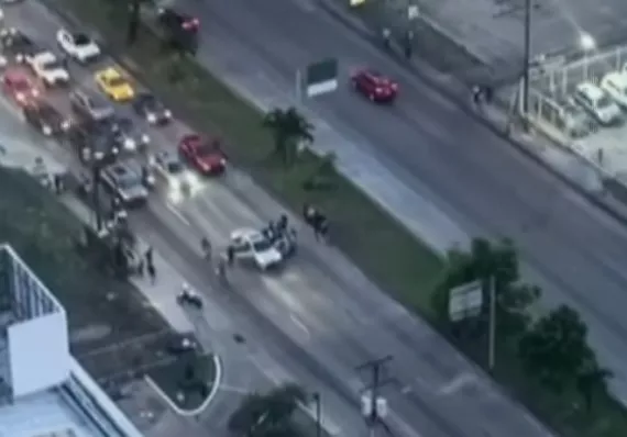 Sicarios en moto acribillan a John Wick en pleno tranque de la Tumba Muerto 
