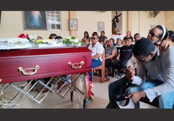 Entre lágrimas despiden a Denis, marinero que murió tras naufragio