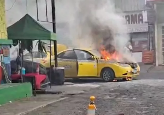Taxi arde en llamas junto al Parque Tomás Martín Feuillet