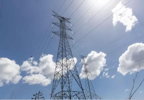 Lluvia y falla eléctrica dejan sin luz a media ciudad y Colón
