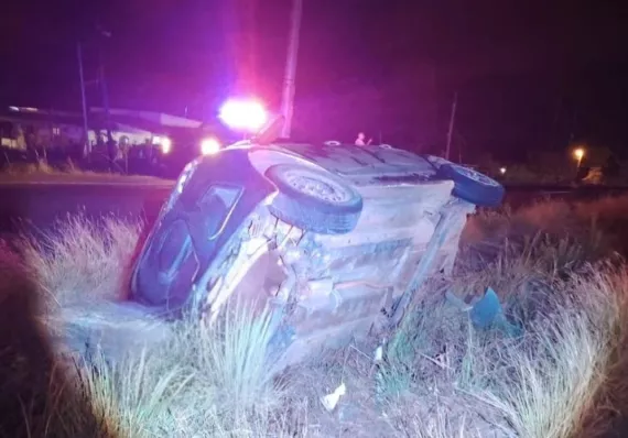 Un muerto tras violenta colisión y vuelco en Aguadulce