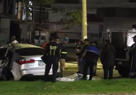 Auto impacta contra un árbol en vía Israel y un pasajero pierde la vida