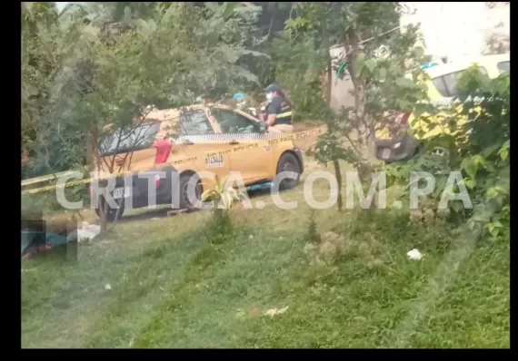 Muere al ser aplastado por su taxi