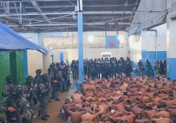 Requisa en cárcel de Colón. Los presos al piso 
