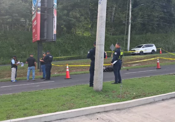 Motorizado impacta con letrero y muere camino a Brisas del Golf 