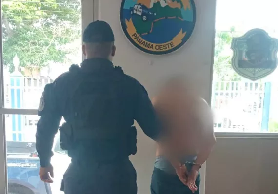 Hurta en comercio, arrolla a policías, roba celular y cae como papaya