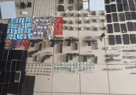 Madrugan a reos en La Joya y requisan bucos artículos prohibidos 