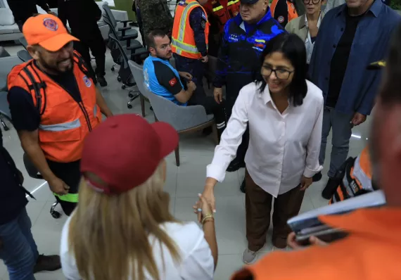 Presidenta de Venezuela recibe a 61 rescatistas enviados por Panamá