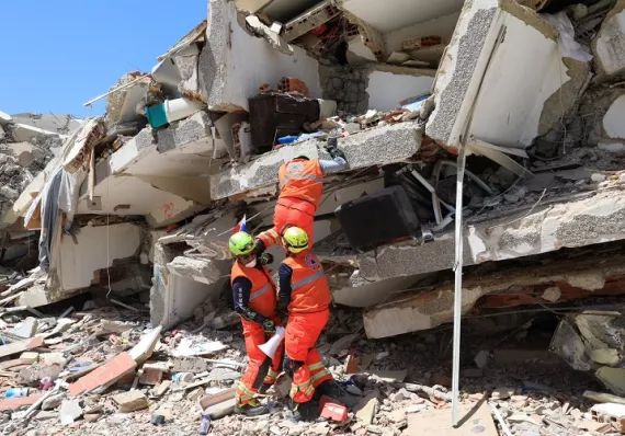 Equipo de rescate panameño continúa búsqueda de sobrevivientes en Venezuela
