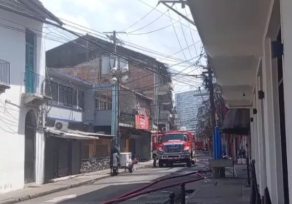 Voraz incendio deja 49 damnificados y destruye cuatro caserones en San Felipe