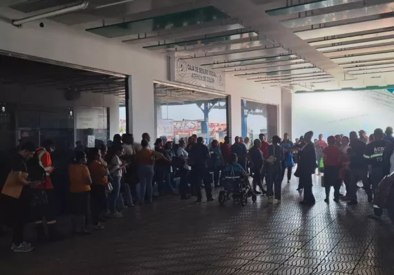 Funcionarios de la CSS se cansan del calor. ¡Suspenden labores! 