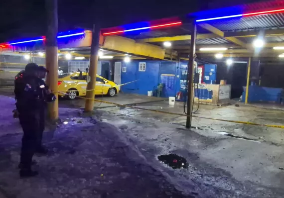 Acribillan a hombre en un lava autos en Colón 