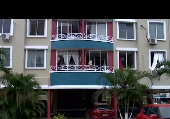 Explosión en edificio: Mujer y adolescente resultan heridos