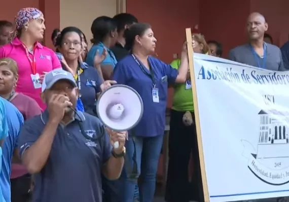 Administrativos del Santo Tomás exigen aumento salarial y mantienen protestas